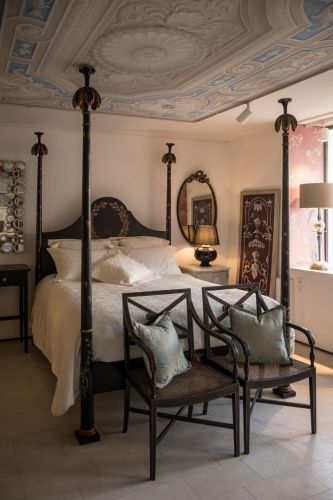 Archisio - Showroom di Porte Italia Interiors - The porte italia storyToday the colors and rich decorative traditions of venice still run in our veins At porte italia descendants and devotees of the same craftsmen whose original woodwork pain