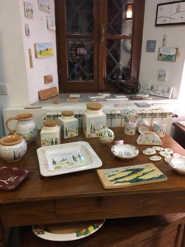 Archisio - Lavoro di Laboratorio Guerrini - Due sorelle con la passione per le cose artigianali belle e ben fatte Nate e cresciute in un piccolo borgo immerso nel cuore della val d orcia a pochi chilometri dal mar tirreno e con la costant