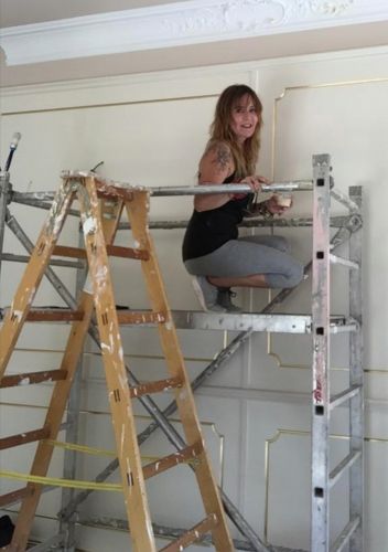 Archisio - Lavoro di Cinzia Stucchi - La mia attivit inizia 35 anni fa inizialmente affascinata dal vetro con la tecnica tiffany per poi allargare i miei orizzonti con la decorazione su carta legno a quella dei mobili e tessuti alla f