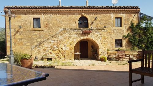 Archisio - Progetto di Gaetano Coco - Lo studio del geom Gaetano coco opera in prevalenza nel territorio delle province di siracusa e catania e si occupa principalmente di 1 Progettazione di edifici civili rurali artigianali c