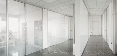Archisio - Showroom di Architetture Di Interni - Produzione realizzazione e vendita di pareti divisorie pareti mobili scrivanie operative per uffici e scrivanie direzionali reception e sedute operative o poltrone direzionali per uffici tavoli p