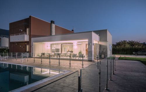 Archisio - Progetto di Claudio Donofrio - Unendo alla propria seriet professionale una naturale propensione alle tecniche di comunicazione visiva i lavori realizzati fondono allapproccio tecnico progettuale una particolare cura del d