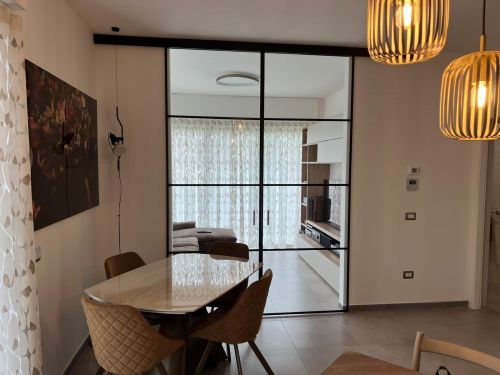 Archisio - Lavoro di Mp Glass - Lavorazioni in vetro su misura parapetti balaustre pensiline in vetroPorte pareti divisoria in vetroSpecchi decorazioni temperati vetri laccati blindati