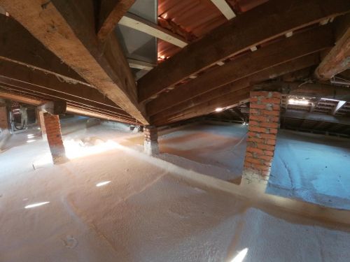 Archisio - Lavoro di Isolmat srl - Isolmat specializzata nellisolamento termico e acustico con poliuretano a spruzzo e insufflaggio in nord italia e ticinoOffriamo soluzioni rapide durature e ad alte prestazioni per sottotett