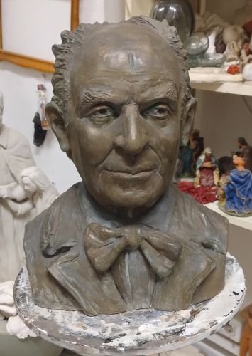 Archisio - Progetto di Livio Caiulo - Studio di scultura dal 1995 per la realizzazione completamente a mano di modelli decorazioni statue e busti Articoli religiosi accessori moda souvenir gioielleria cartoons stampi e repliche in