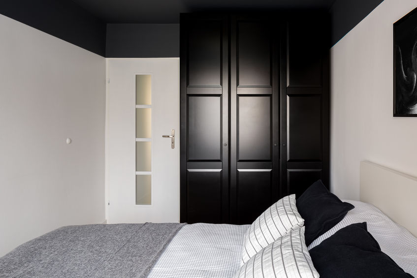 Camera da letto in bianco e nero: armadio vs testiera