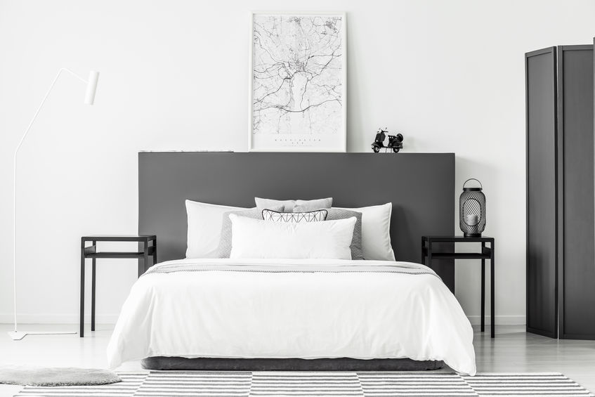 Camera da letto in bianco e nero: arredi vs rivestimenti