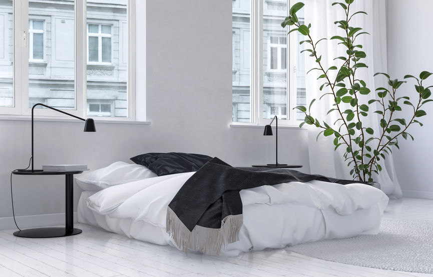 Camera da letto in bianco e nero: rivestimenti vs arredi