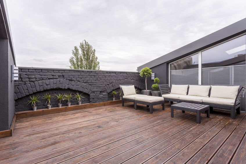 Muretto outdoor: balcone di stile con mattoni in nero