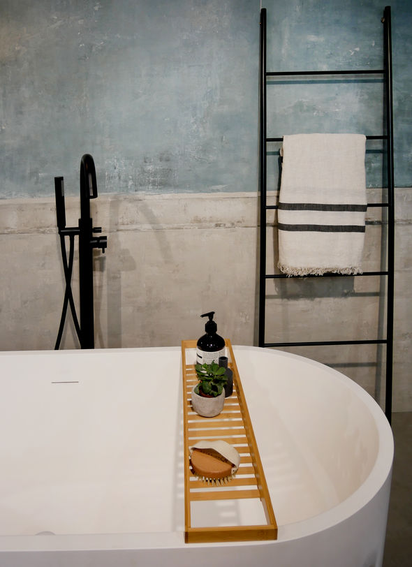 Rubinetti neri in bagno: freestanding per la vasca