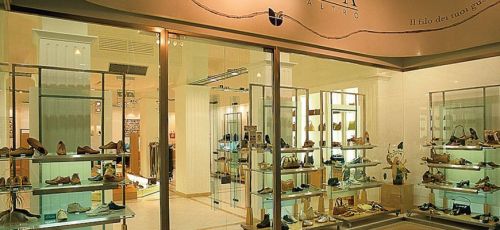 Archisio - Salvatore Bottone - Progetto Arredamento di negozio calzature e borse