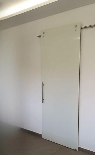 Archisio - Vetreria Vecciarelli Srl - Progetto Porta in vetro laccata