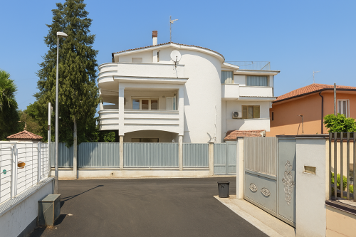 Archisio - Domenico Guadagni - Progetto Ristrutturazione facciata e giardino esterno villa unifamiliare