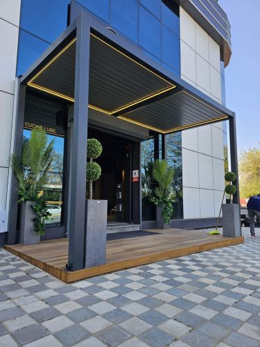 Archisio - Persiane Persiane - Progetto Pergola bioclimatica con led per ingresso showroom - showroom cucine a empoli fi - toscana