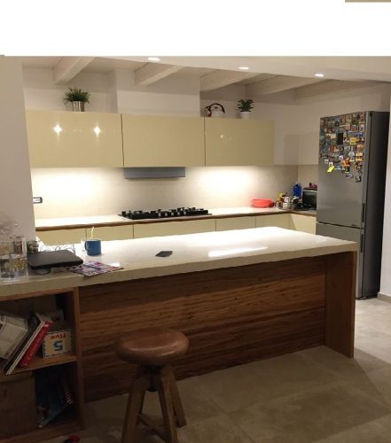 Archisio - Lavoro di Tema Cucina - Tema cucina da cinquantanni realizza cucine componibili e arredamento dinterni con legni pregiati Abbiamo una forte tradizione sulluso del legno sulla lavorazione realizzata esclusivamente ad