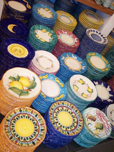 Archisio - Showroom di Ceramiche Di Vietri - La nostra azienda distribuisce ceramiche prodotte nella costiera amalfitana Tutti i nostri articoli sono interamente decorati a mano e prodotti da maestri artigiani Abbiamo due store a napoli e siam