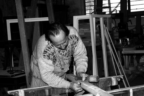 Archisio - Lavoro di amedeoagostini - Progettazione di mobili su misura e lavori artigianali in legno8 maggio 1997 certificazione e riconoscimento di mestiere tradizionale da parte della commissione per l artigianato di perugia