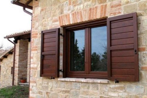 Archisio - Lavoro di Gruppo Gori srl - Nel reparto falegnameria avviene la produzione di una vasta gamma di prodotti dai mobili classici ai moderni dagli infisissi alle porte da interno ed esterno dallarredamento per locali a quello pe