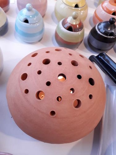 Archisio - Lavoro di Pachamama Laboratorio Artigiano Di Ceramica - Una piccola realt di ferrara che nellantica arte della ceramica ha scoperto uno spirito nuovo frescoLe nostre creazioni sono oggetti funzionali e decorativi straripanti di figure buffe animal