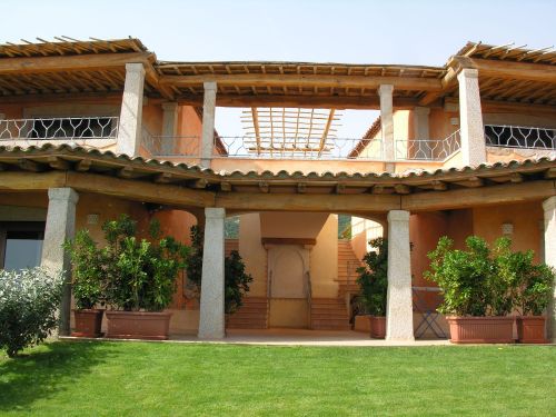 Archisio - Lavoro di Impresa Edile Marongiu - Le prime attivit risalgono al 1970 come impresa individuale relativamente alla costruzione e alla ristrutturazione di ville appartamenti e vecchi stazzu sul territorio della costa smeralda tra olbi