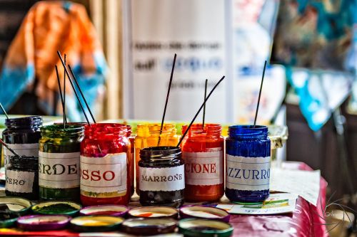 Archisio - Showroom di Laura Tarabocchia - Artista astrattista che dipinge sullacqua e creatrice opere materiche su ordinazione