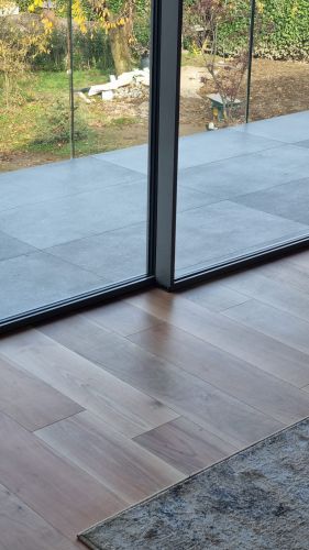 Archisio - Showroom di Flylight - Vetrate panoramiche minimaliste con apertura motorizzata applicabile in diverse situazioni anta unica a scomparsa utilizzabile anche come ingresso o piuante fisse e scorrevoli isolamento termico fin